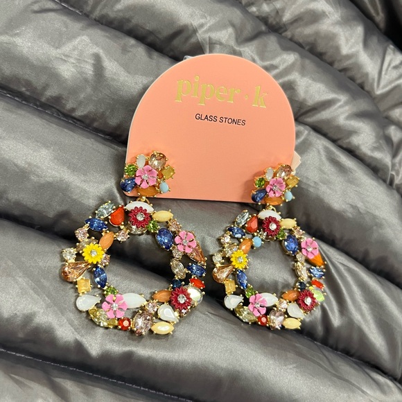 NWT ⚜️🌺⚜️ Piper K Gorgeous Colorful floral hoop earrings - Picture 8 of 12